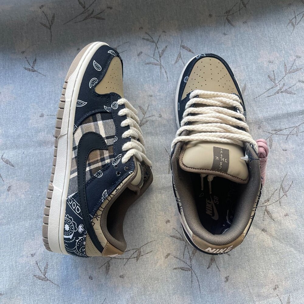 Travis Scott x Nike SB Dunk Low Sneakers
